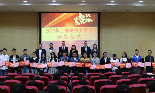 1509087697121005580.jpg 获奖学生合影.jpg