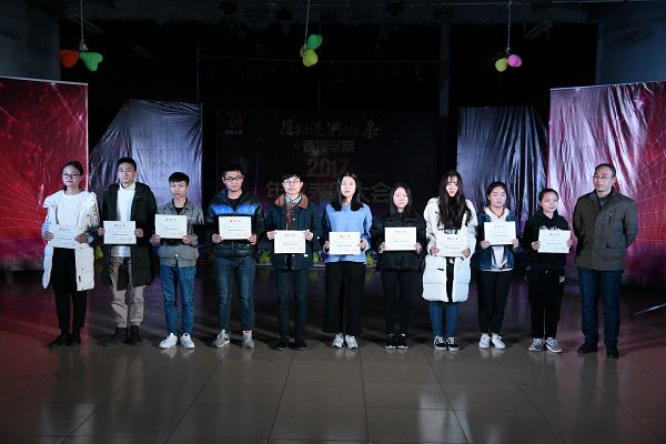 1514474130412026672.jpg 黄毅副院长为优秀创新性实验团队颁奖一.jpg