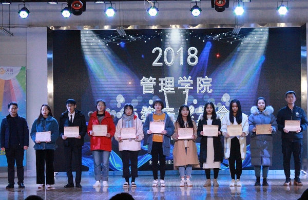 1545900693410029445.jpg 余博副院长为“优秀学风小组”颁奖.jpg