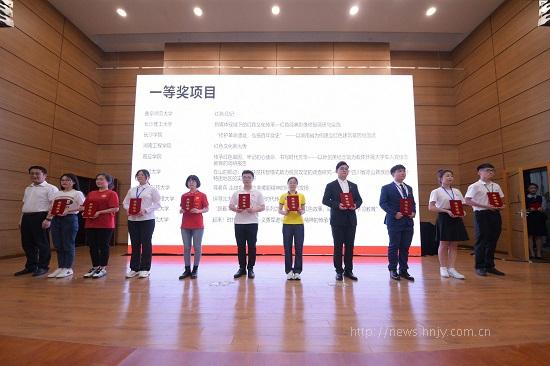 湖南工程学院项目组李诗华同学(右四)上台领奖.jpg 湖南工程学院项目组李诗华同学(右四)上台领奖.jpg