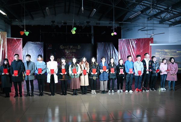 1514474163016005579.jpg 罗荃老师为管理学院第16届学生会优秀部长颁奖四.jpg