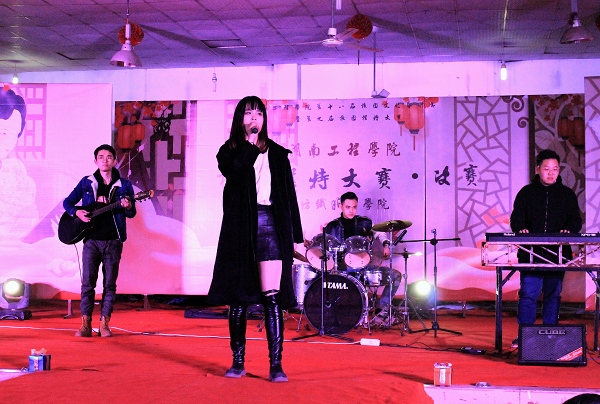 1514338639393086644.jpg 东湖路128号乐队演唱.jpg