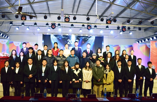 1545900149383024127.jpg 院领导和老师们与学生会干部们合影留恋.jpg