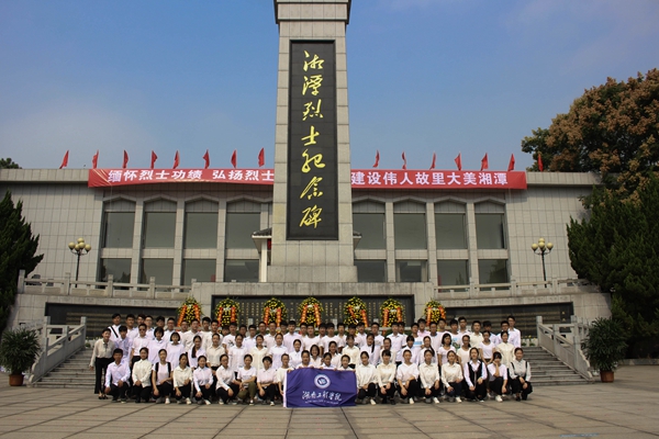 1507962072515036672.jpg 公祭献花集体照_副本.jpg