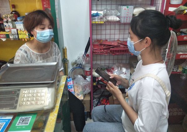 1596425633903005083.jpg 志愿者贺嘉怡在调查超市疫情防控措施.jpg