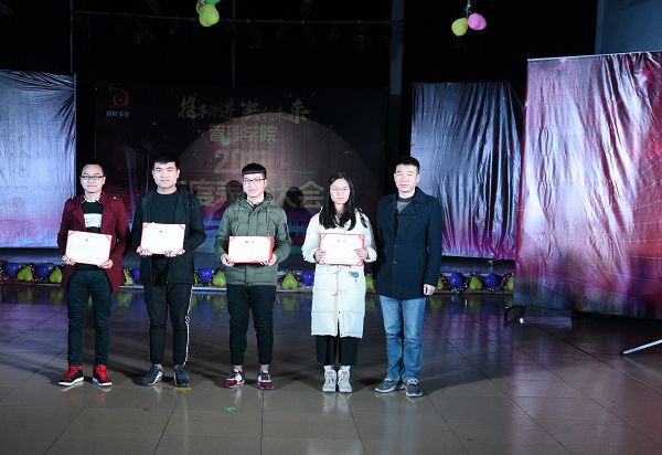 1514474110818005260.jpg 钱祖煜副书记为管理学院第16届学生会主席团颁奖2.jpg