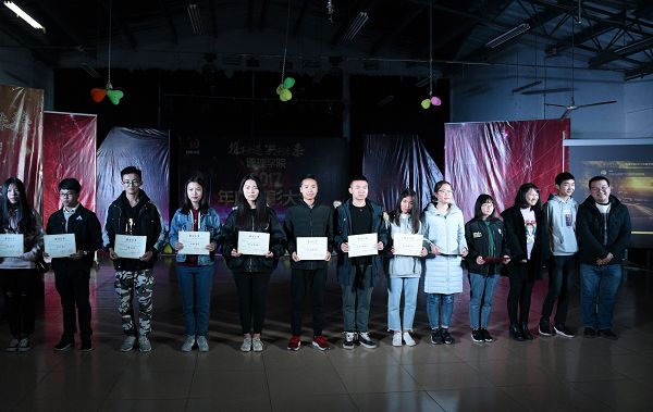 1514474422491039376.jpg 黎博老师为优秀志愿者代表颁奖二.jpg